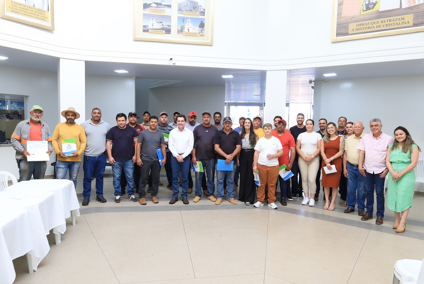 PREFEITURA DE CRISTALINA REALIZA ENTREGA DE CERTIFICADOS A COLABORADORES DA GARAGEM MUNICIPAL