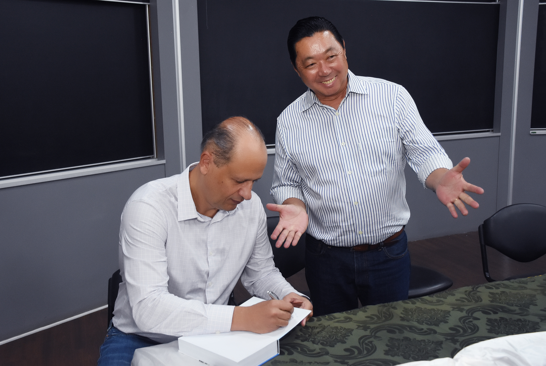 LANÇAMENTO DA 3ª EDIÇÃO DO LIVRO DO DR. LINEU RODRIGUES REÚNE AUTORIDADES E LIDERAÇAS EM CRISTALINA