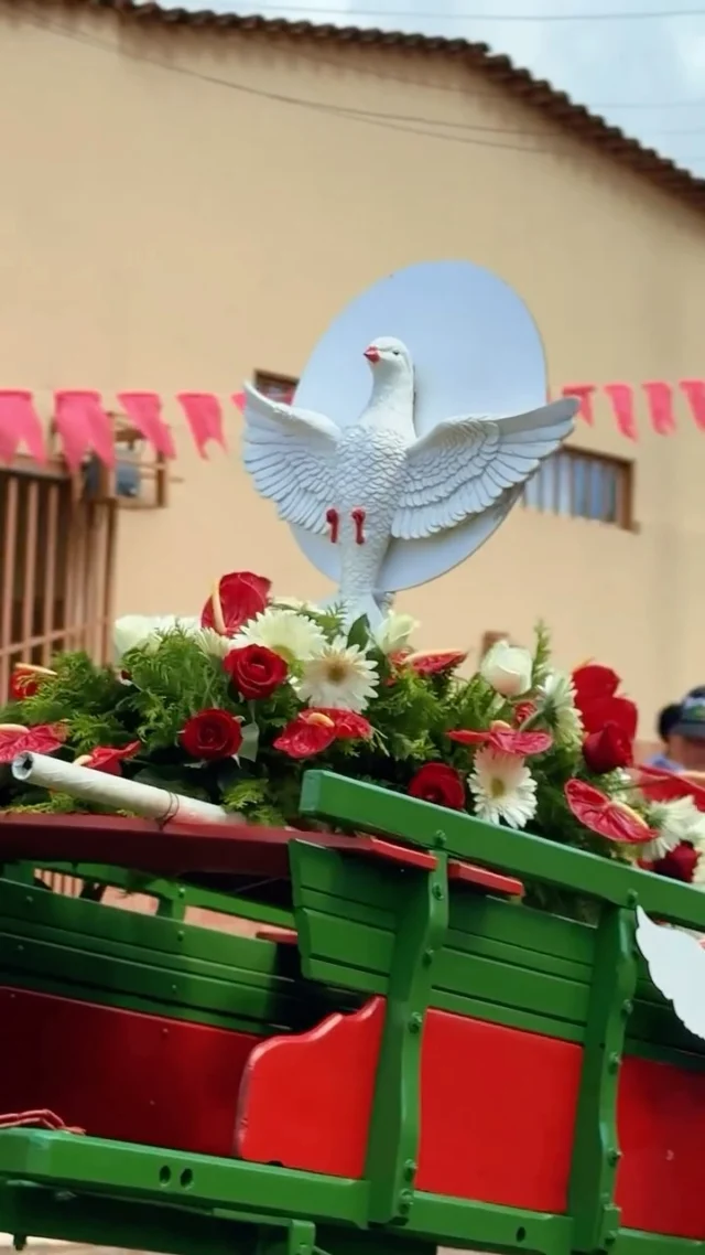 IX ENCONTRO ESTADUAL DAS COROAS DO DIVINO ESPÍRITO SANTO  Cristalina viveu um momento de profunda fé, cultura e união com a realização do IX Encontro Estadual das Coroas do Divino Espírito Santo.  O brilho dos cortejos, a emoção da missa e a presença de tantas comunidades tornaram este encontro inesquecível para todos que acreditam na força do Divino Espírito Santo.  A Prefeitura de Cristalina agradece a cada devoto, a cada voluntário, às comunidades locais e a todos os visitantes de outras cidades que vieram celebrar conosco. Seguimos fortalecendo nossa tradição e celebrando a fé que nos une!  #Cristalina #PrefeituradeCristalina #DivinoEspíritoSanto #CoroasdoDivino #NossaTradição #FéQueNosUne